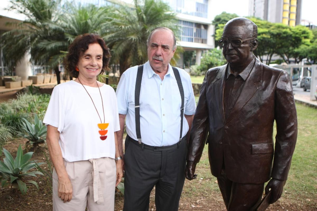 Silvia Rubião, sobrinha de Murilo Rubião, e o prefeito Fuad Noman participam da recolocação da estátua restaurada do escritor (Maurício Vieira / Hoje em Dia)