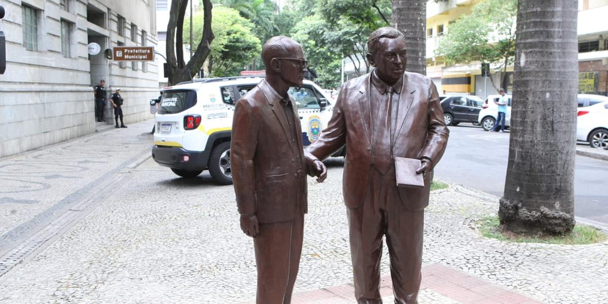 Estátuas restauradas de Carlos Drummond de Andrade e Pedro Nava retornam à rua Goiás, no Centro de BH (Maurício Vieira / Hoje em Dia)