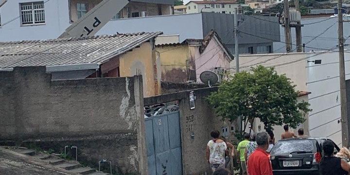 Avião de pequeno porte caiu sobre duas casas no Jardim Montanhês, em BH (Bombeiros MG / Divulgação)