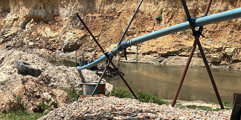 Dragas utilizadas na extração irregular de areia em Neves (Polícia Militar Meio Ambiente/Divulgação)