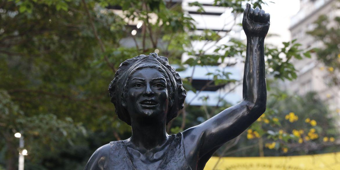 Uma estátua da vereadora foi colocada no Buraco do Lume, no Centro do Rio, no lugar onde ela costumava se reunir com eleitores e ativistas (Fernando Frazão/Agência Brasil)