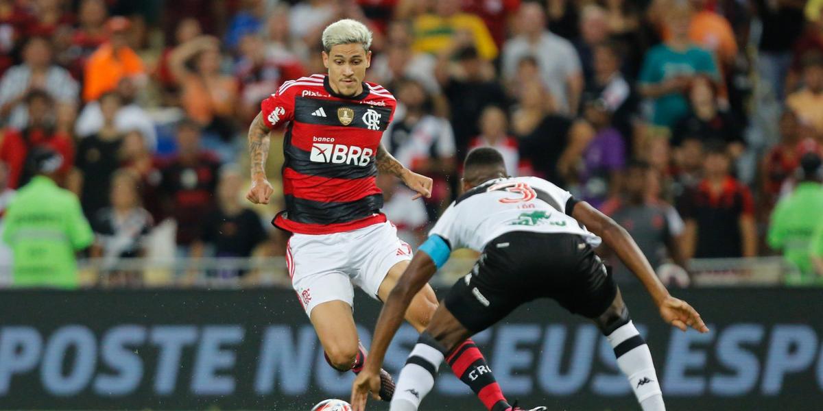 Atacante do Flamengo em ação contra o Vasco (Gilvan de Souza / CRF)