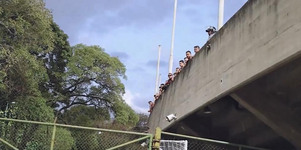 Torcedores do Carabobo insultaram os atleticanos na chegada ao estádio na Venezuela (Reprodução/TV Galo)