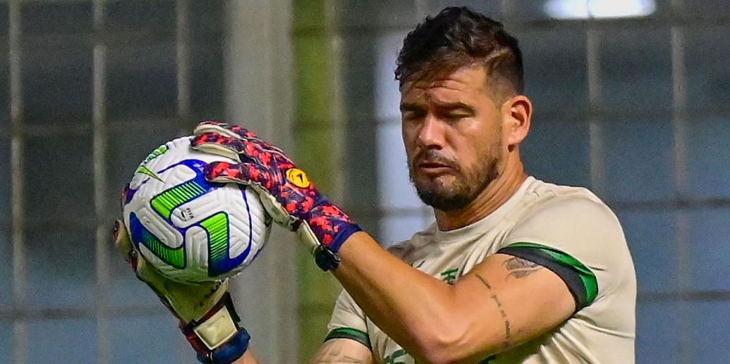 Cavichioli tacredita em doação de jogadores em campo para superar o Cruzeiro (Mourão Panda / América)