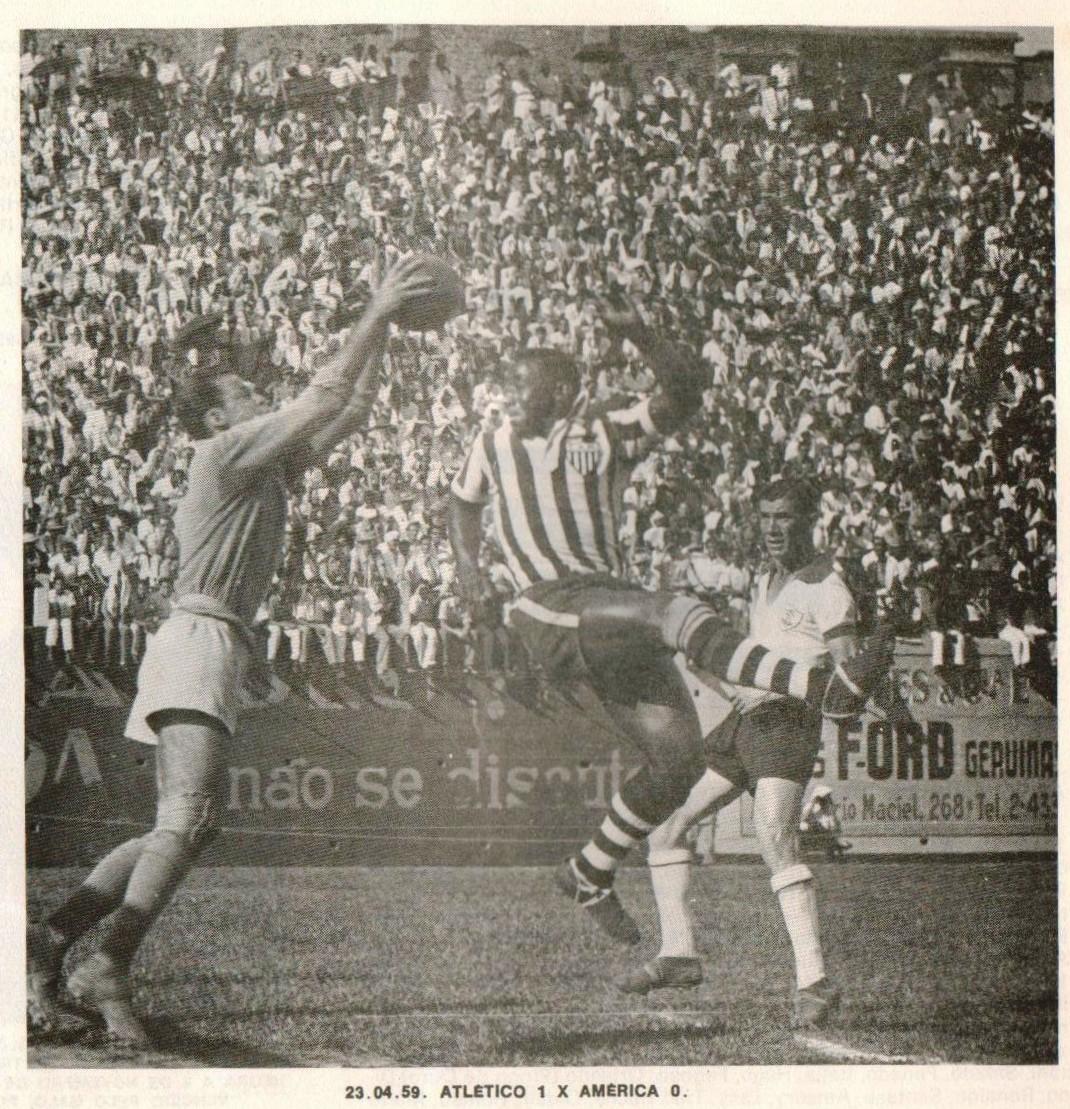 Foto da primeira final direta entre Atlético x América, em 1958, no Independência (Reprodução)