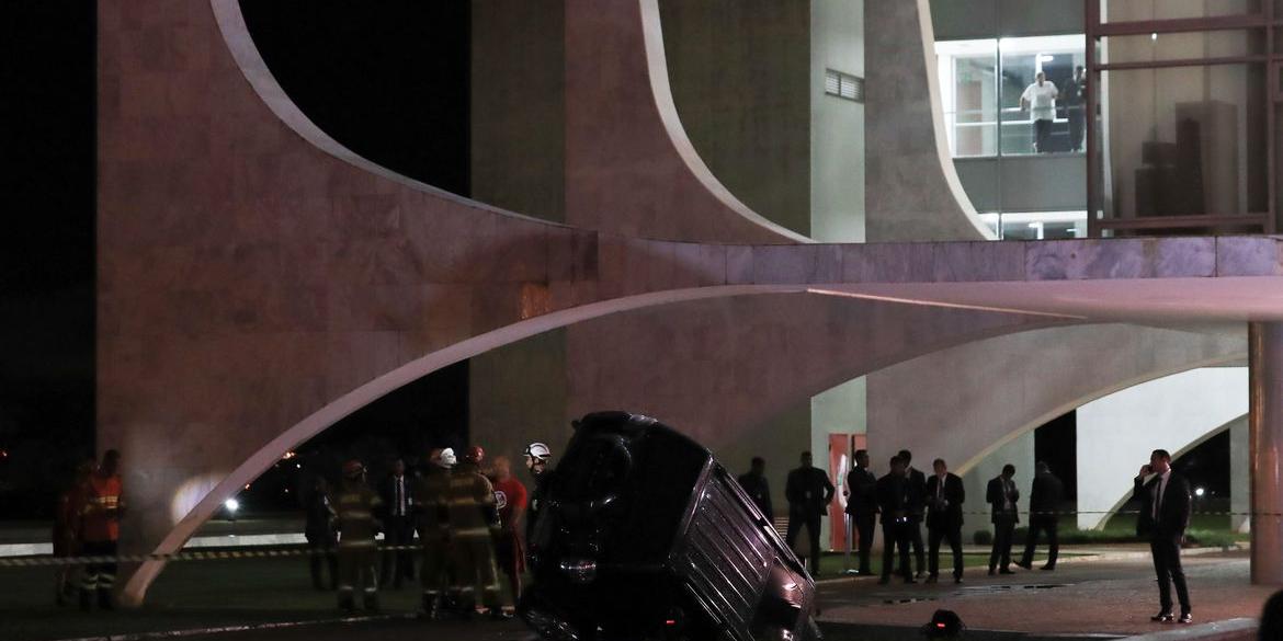 Carro cai em espelho d'água do Palácio do Planalto (Lula Marques / Agência Brasil / Divulgação)