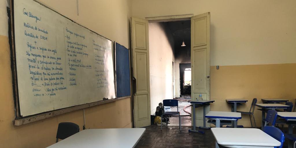 Segundo os Bombeiros, o fogo terim começado em uma sala usada pela escola como depósito para carteiras (Valéria Marques)