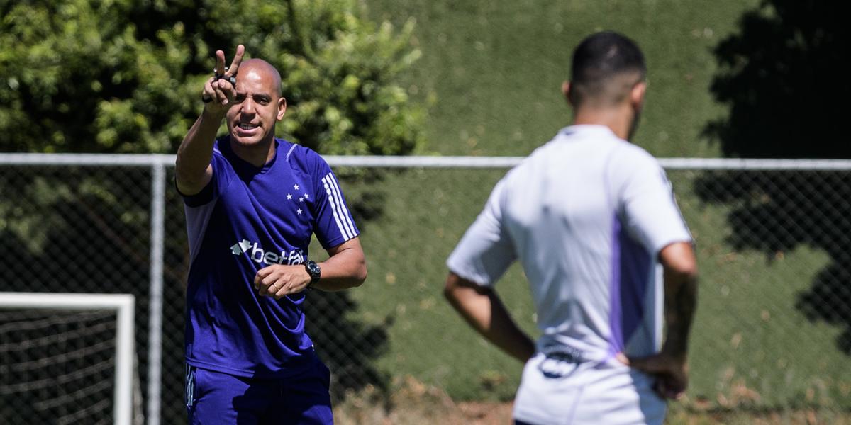 Pepa trabalha para montar a equipe para amistoso contra o RB Bragantino (Gustavo Aleixo/Cruzeiro)