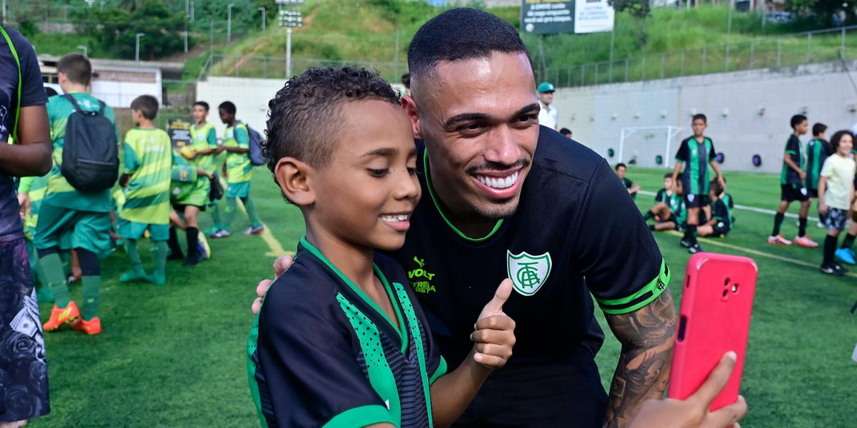 Zagueiro americano vê diferenças em como os dois rivais podem chegar ao título (Mourão Panda / América)