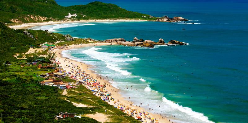 Floripa também entra nessa lista como um destino turístico atraente para quem curte paisagens paradisíacas (Divulgação/Hurb)