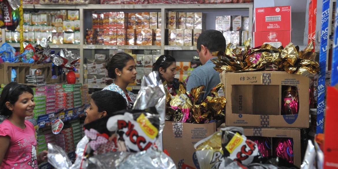 Varejo está apostando em uma Páscoa moderada este ano devido às importações de chocolate (Agência Brasil/EBC)