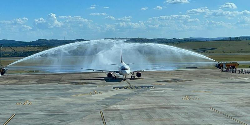 Jatos de água em aeronave em Confins: batismo de lançamento da rota BH-Bogotá (Divulgação)