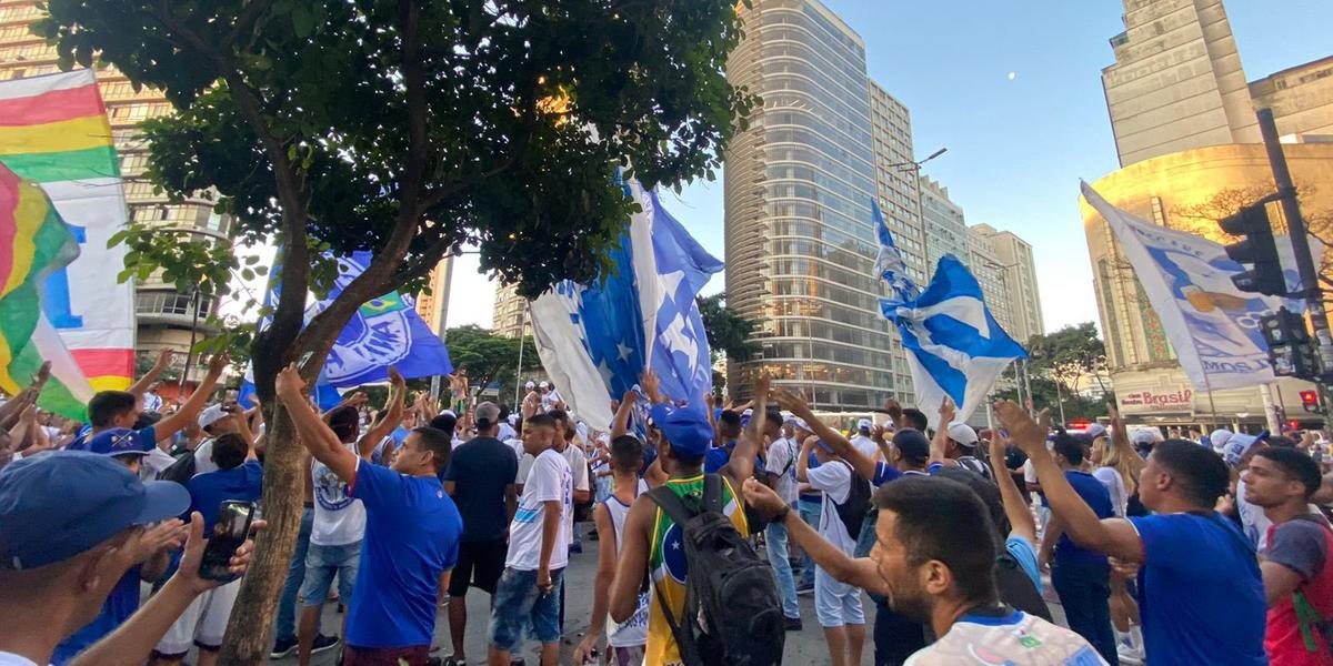 Torcida celeste protesta na praça 7 (Reproduçã / Twitter VamosComTudoCEC)