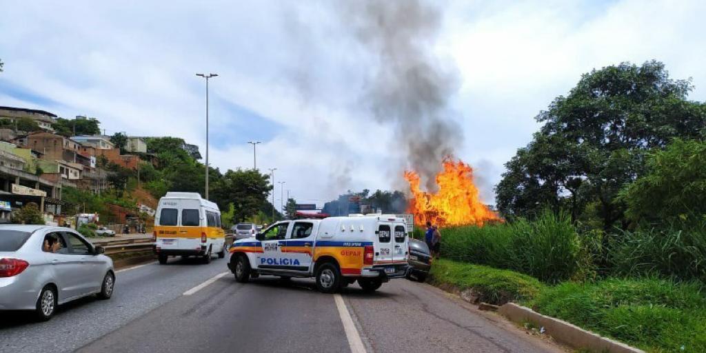 Incêndio na BR-040, altura do bairro Califórnia, em BH (Divulgação/Corpo dos Bombeiros)