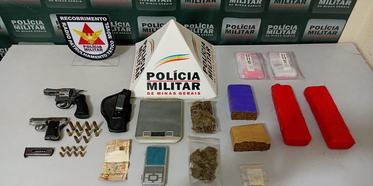 Armas e drogas apreendidas em Governador Valadares (Divulgação / PMMG)