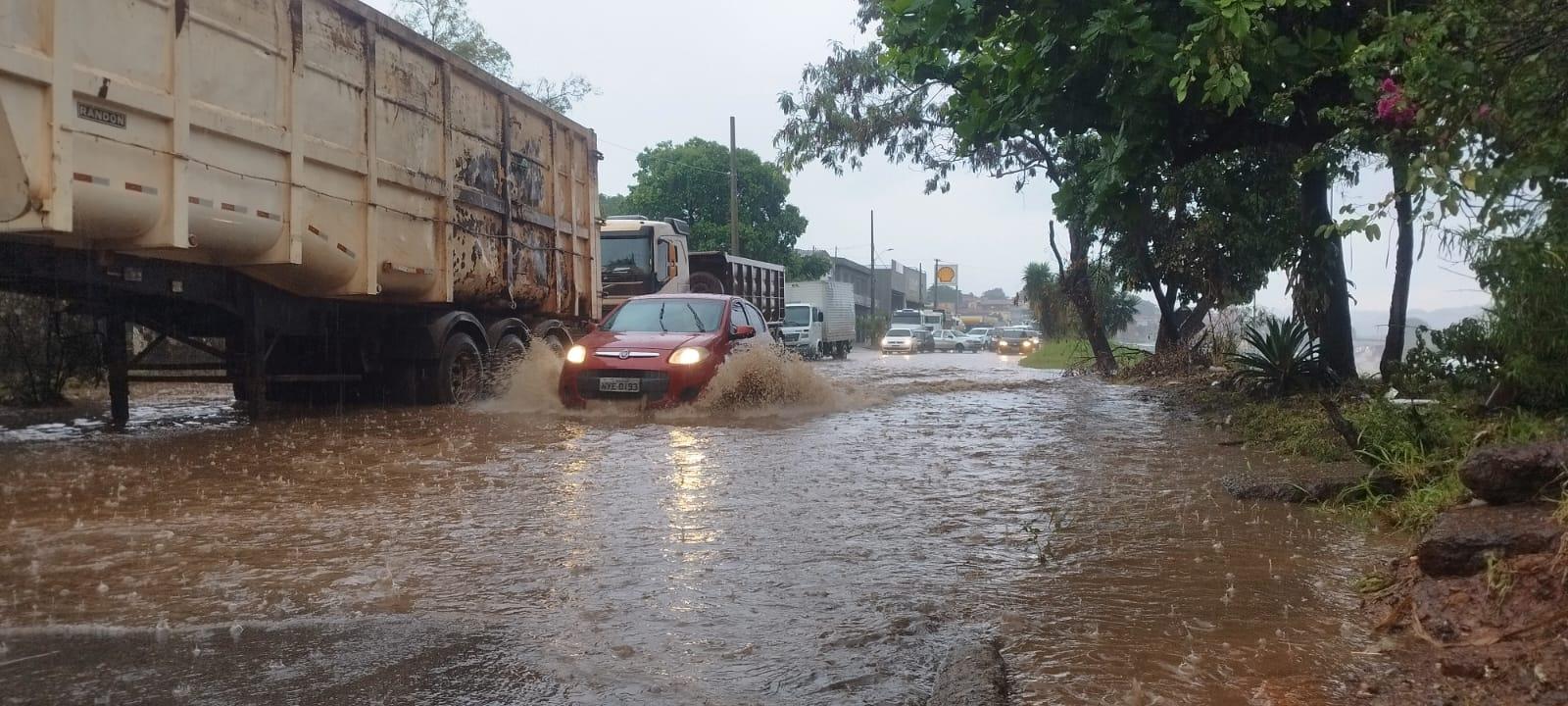 Chuva Inesperada Em Belo Horizonte Causa Interdições E Enchentes Em ...