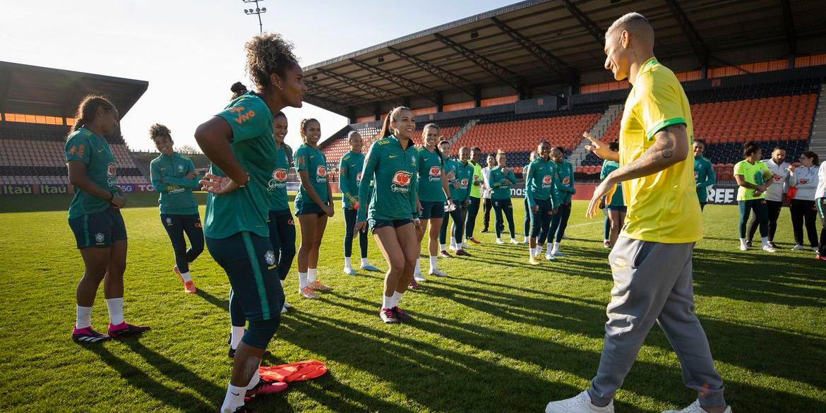 Pombo visita treino da Seleção Brasileira Feminina na Inglaterra (Thais Magalhães/CBF)