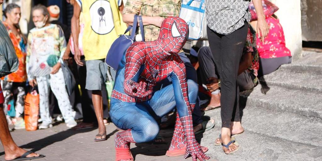 Até um Homem-Aranha resolveu aparecer na Praça do Peixe em BH (Fernando Michel / Hoje em Dia)