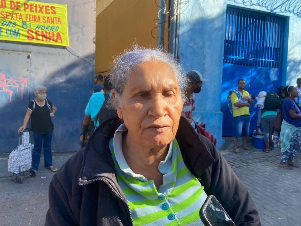 É a primeira vez que a aposentada Vera Lúcia vem à distribuição de peixe no Bonfim (Fernando Michel / Hoje em Dia)