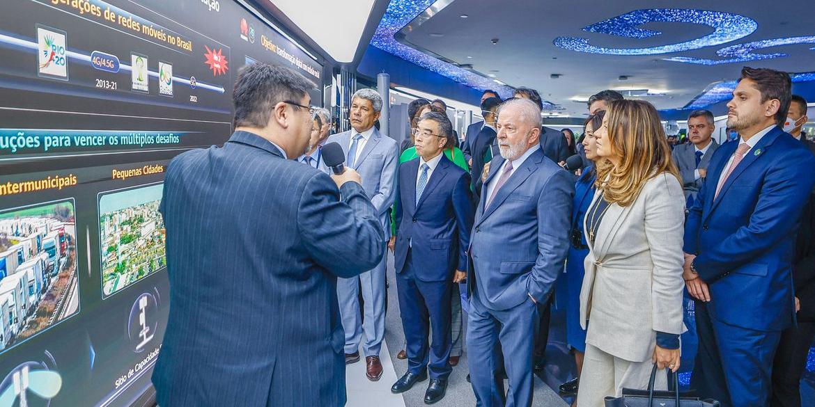 Presidente visitou o centro de pesquisa e desenvolvimento da empresa de tecnologia Huawei, em Xangai (Ricardo Stuckert/PR)