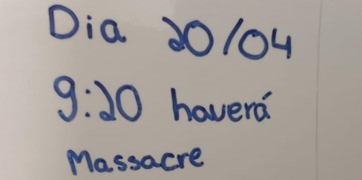 Ameaça escrita em parede de banheiro em escola no bairro Primeiro de Maio, na região Norte de Belo Horizonte (Reprodução/redes sociais)