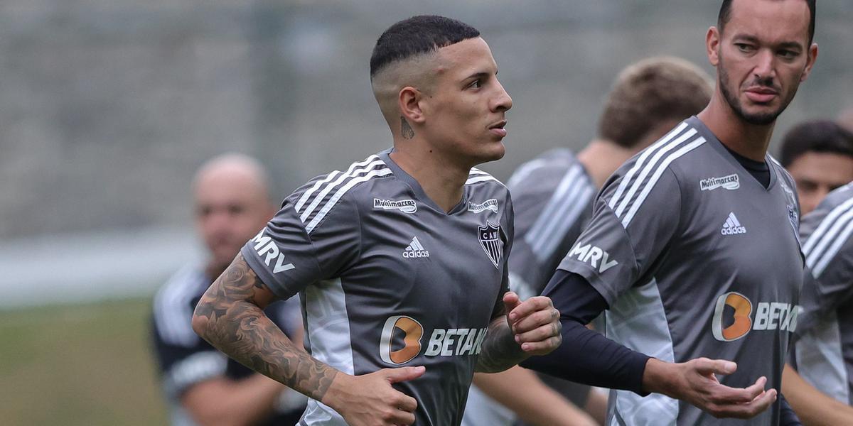 Arana já treina com os demais companheiros (Pedro Souza/Atlético)