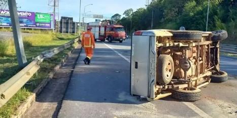 Caminhonete capotou na LMG 800 na manhã deste domingo (Divulgação/Corpo de Bombeiros)