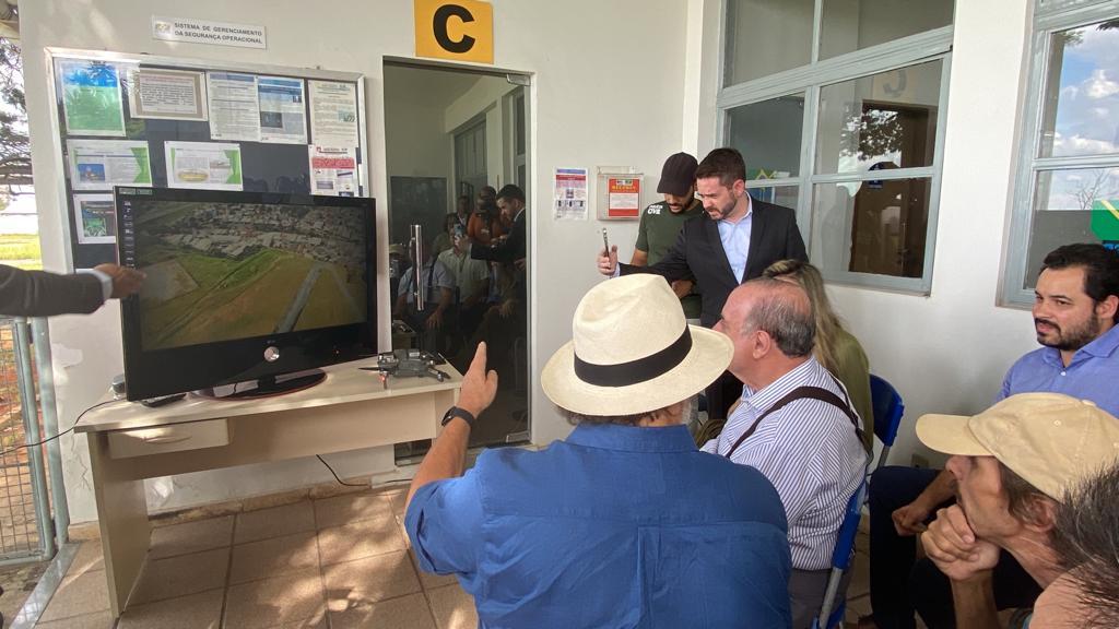 Prefeito Fuad Noman e arquiteto Gustavo Penna em visita ao terreno onde funcionou o Aeroporto Carlos Prates (Fernando Michel/Hoje em Dia)