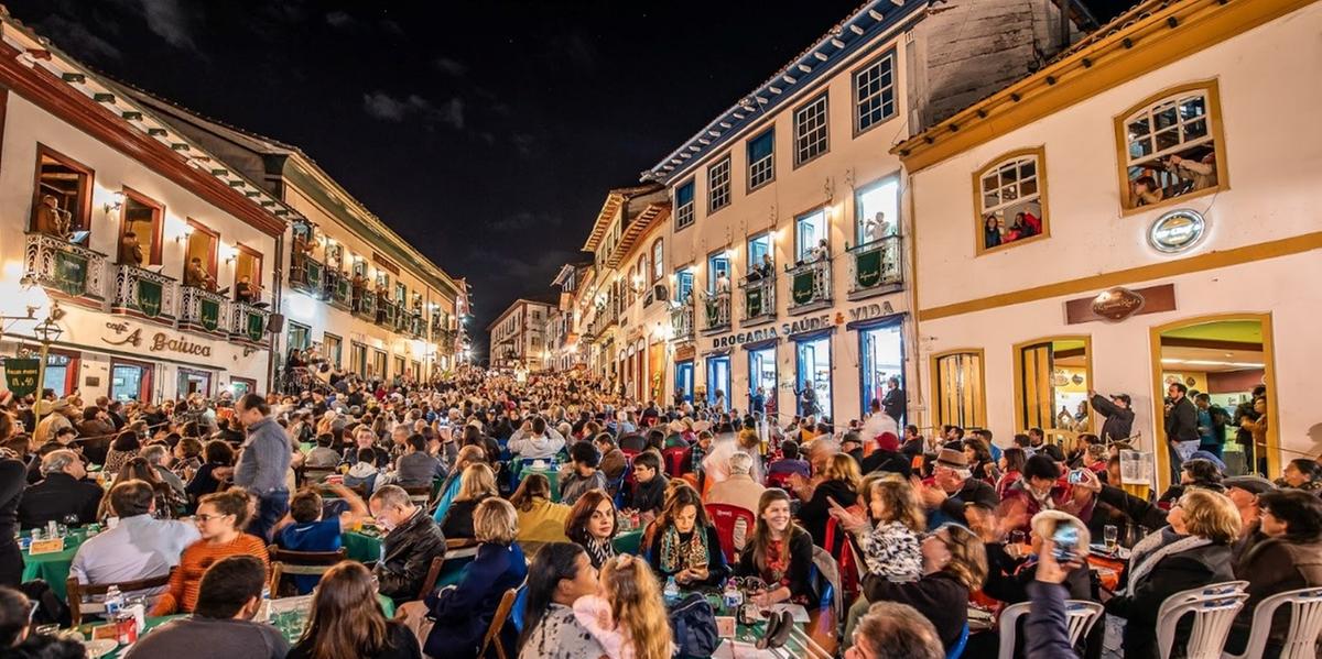 O público assiste às apresentações musicais realizadas nas janelas dos casarões (Elvira Nascimento Fotografia)