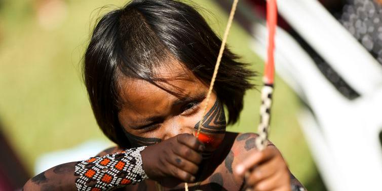 Criança indígena no Acampamento Terra Livre, em Brasília (Marcelo Camargo/Agência Brasil)