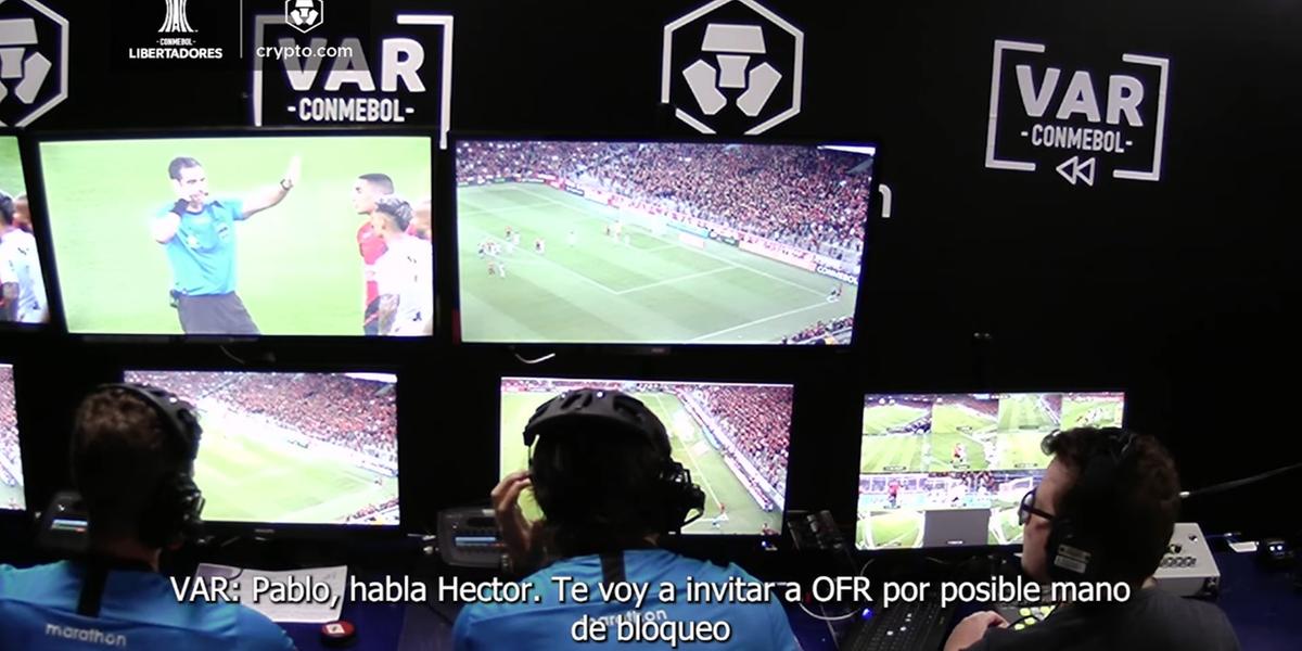 Conmebol libera imagens da conversa do VAR em lance de pênalti de Paulinho (Reprodução / Youtube Conmebol Libertadores)