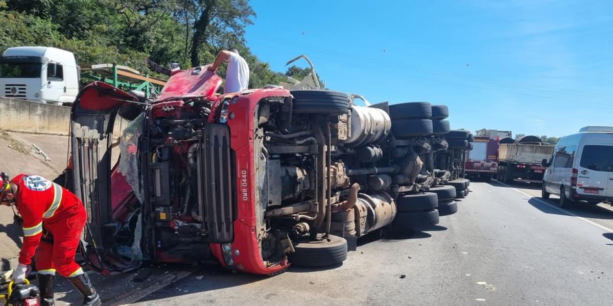 Carreta tombada na BR-262 (Divulgação/CBMG)