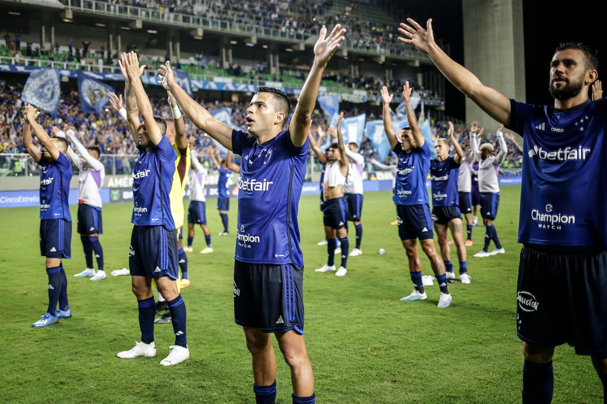 Jogadores fazem a tradicional comemoração ao final da partida contra o Grêmio (THOMÁS SANTOS/STAFF IMAGES/CRUZEIRO)