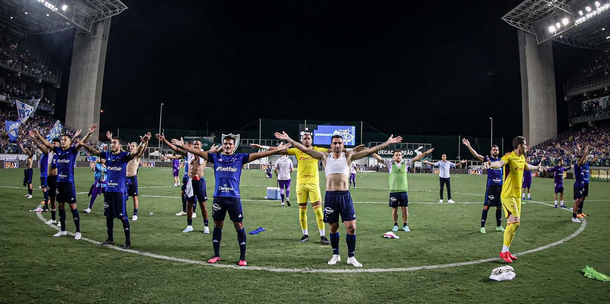 Raposa venceu duas seguidas jogando bem e empolgou a torcida (Cruzeiro)