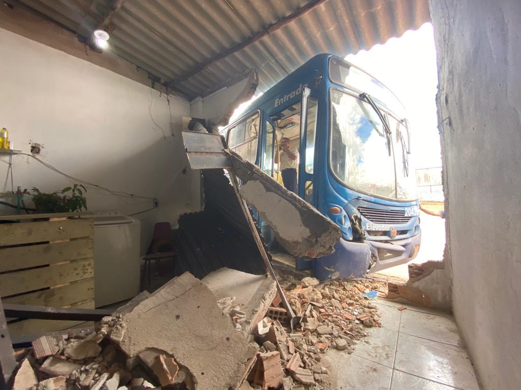 Ônibus destruiu cômodo onde mora a dona de casa (Fernando Michel/Hoje em Dia)