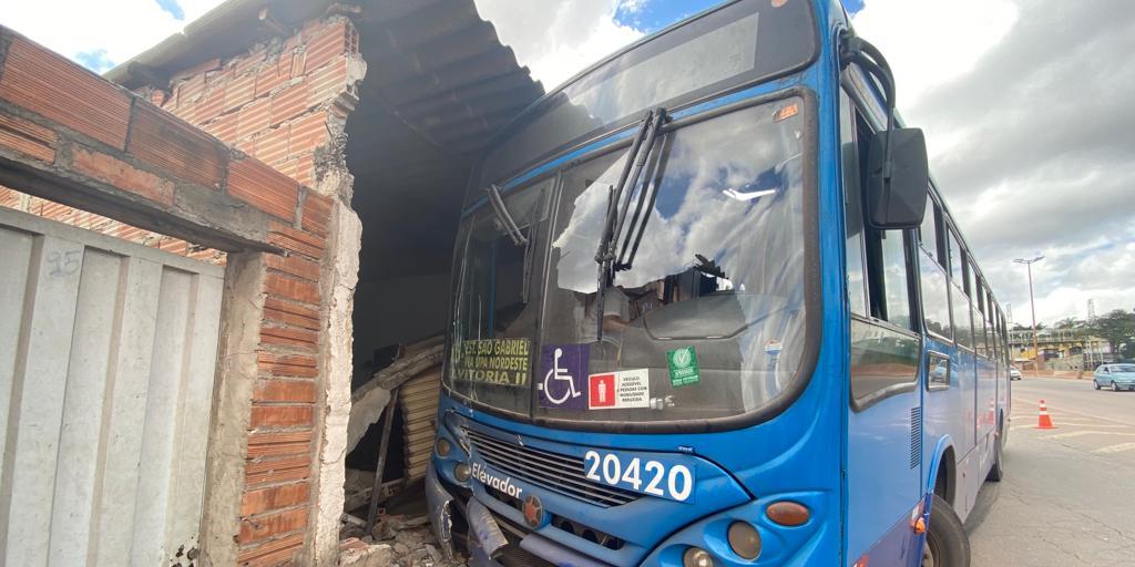 Ônibus da linha 825 bateu em um bar onde a dona de casa mora com a família (Fernando Michel/Hoje em Dia)