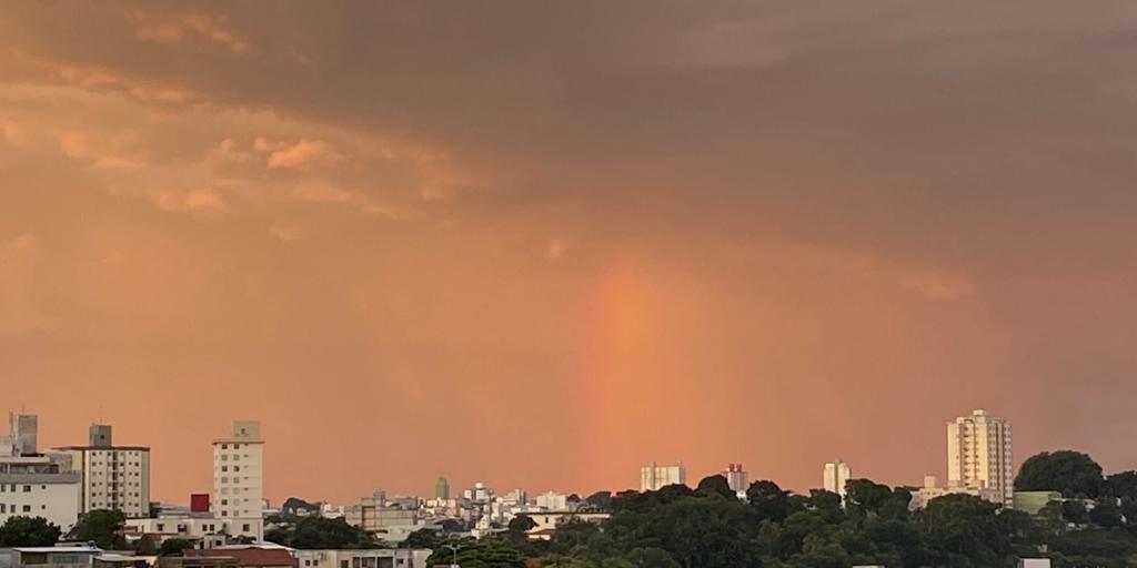 Efeito de Arco-íris de única cor se formou nesta terça-feira (2), durante o por do sol em BH (Fernando Michel / Hoje em Dia)