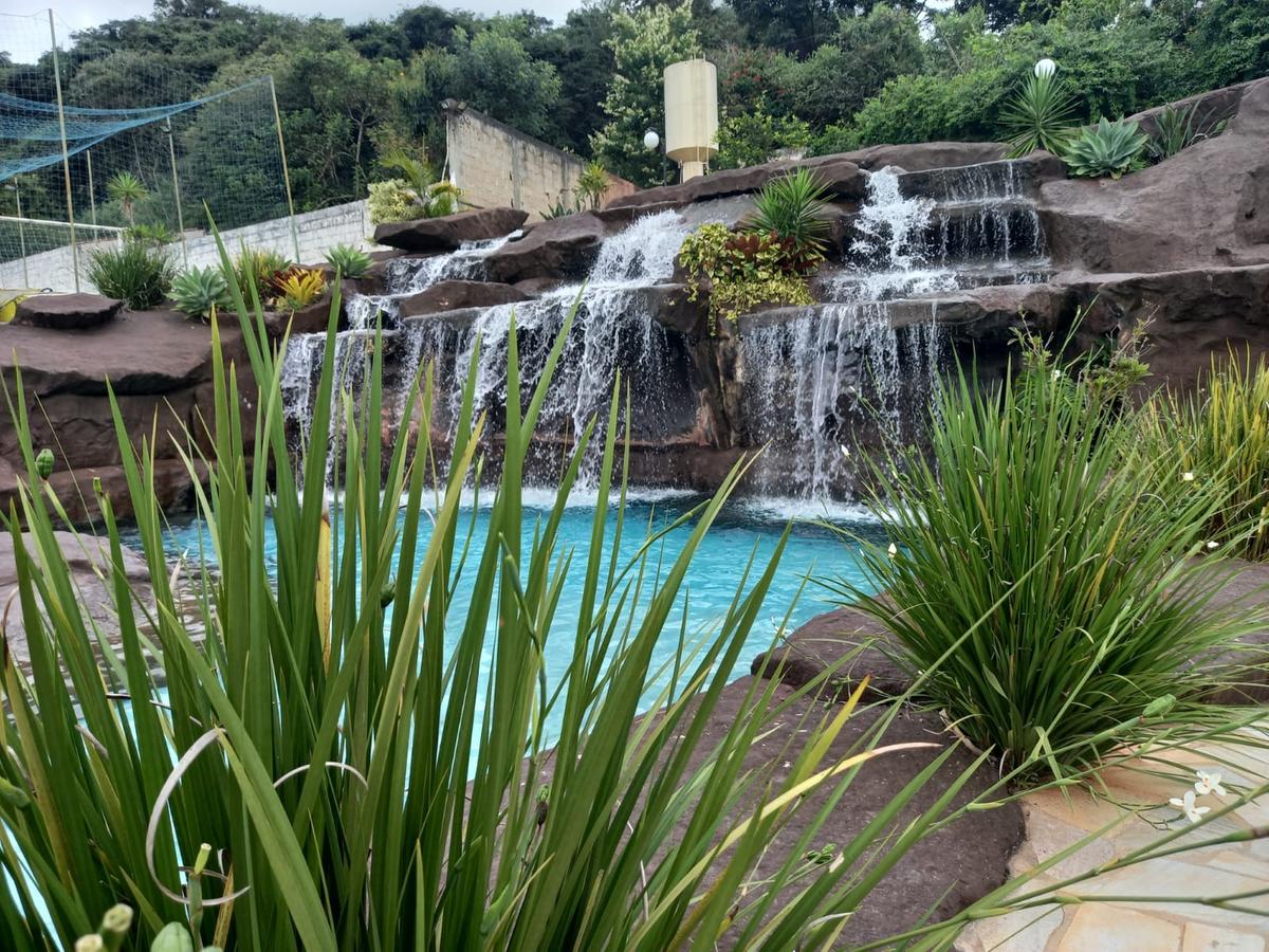 Turista encontrará um dos melhores cafés da manhã da região, além de um bom parque aquático, piscina com corredeiras, sala de jogos, campo gramado society e sauna (Divulgação)