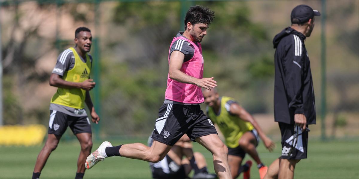 Rabello já trabalha com os outros companheiros no campo (Pedro Souza/Atlético)