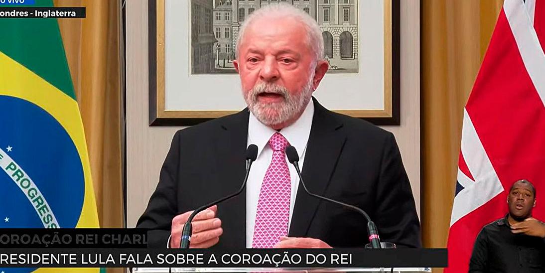 Presidente Lula fala com jornalistas após a cerimônia de coroação do Rei Charles III (Reprodução TV Brasil)