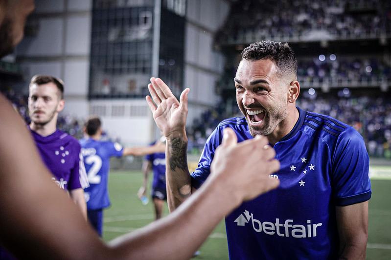 Cruzeiro vence o Santos no Independência e dorme na liderança do Brasileirão