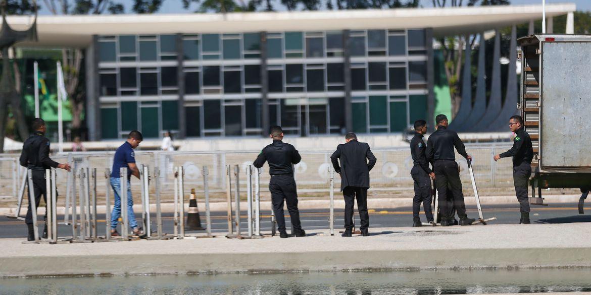 Equipamentos cercavam o prédio desde 2013 quando houve protestos (José Cruz/Agência Brasil)