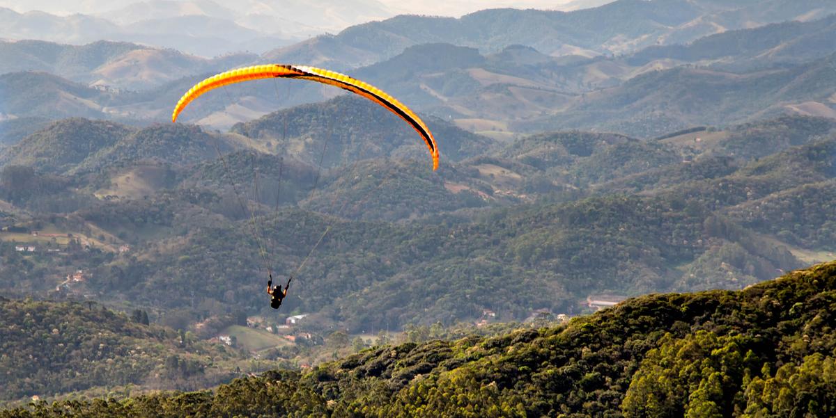 Vôo de parapente no Pico Agudo (Wagner Ribeiro)