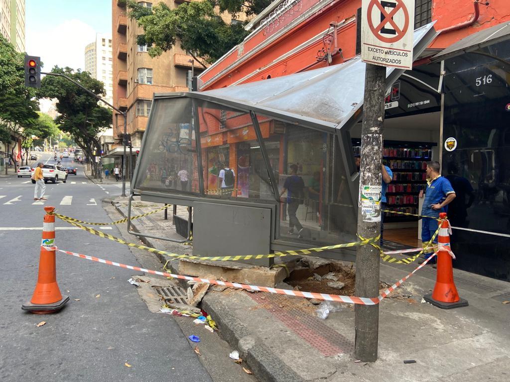 Duas Mulheres Ficam Feridas Após Coletivo Bater Em Ponto De ônibus Na