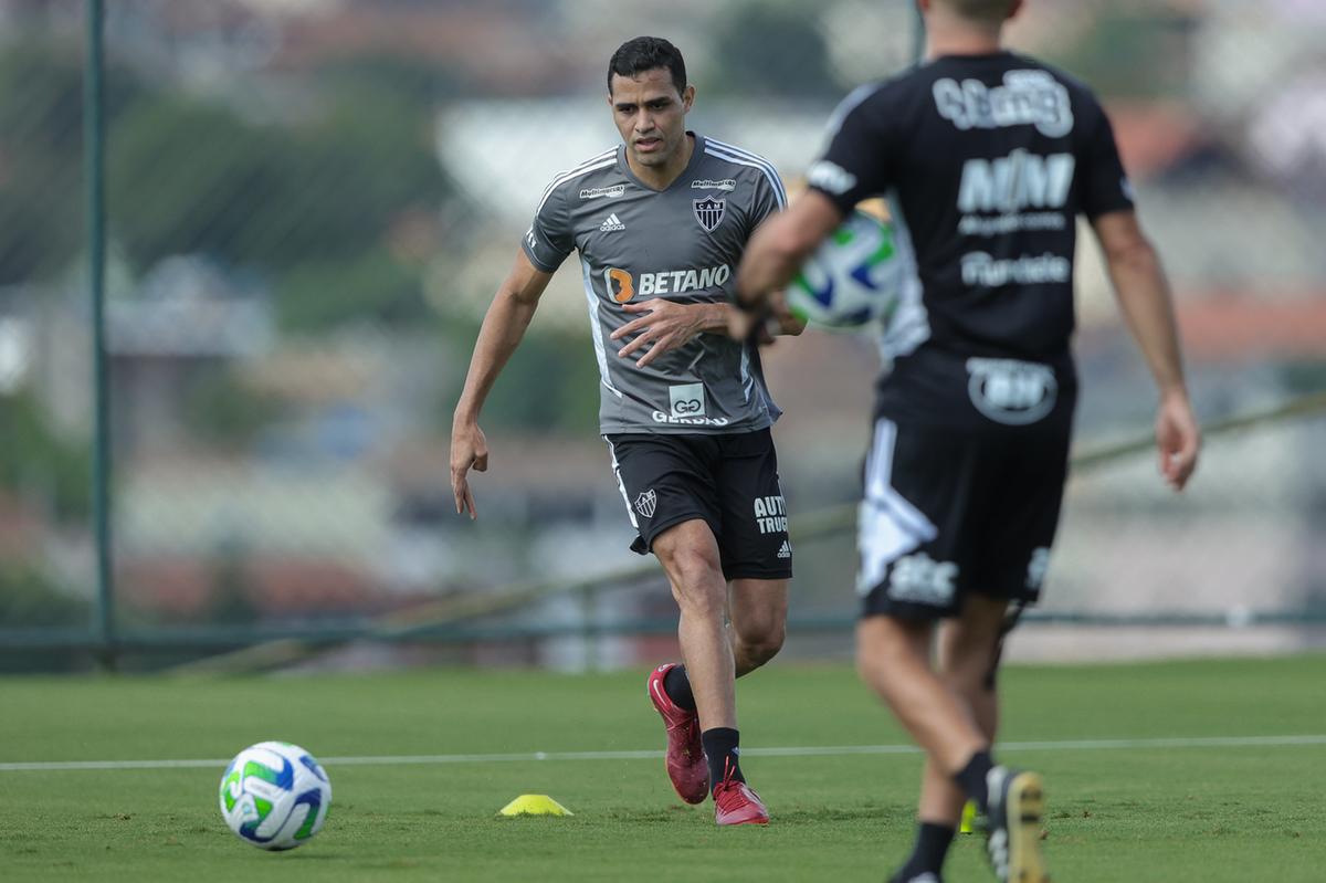 Kardec trabalha com bola no gramado, mas ainda sem ação com os outros compaheiros (Pedro Souza/Atlético)