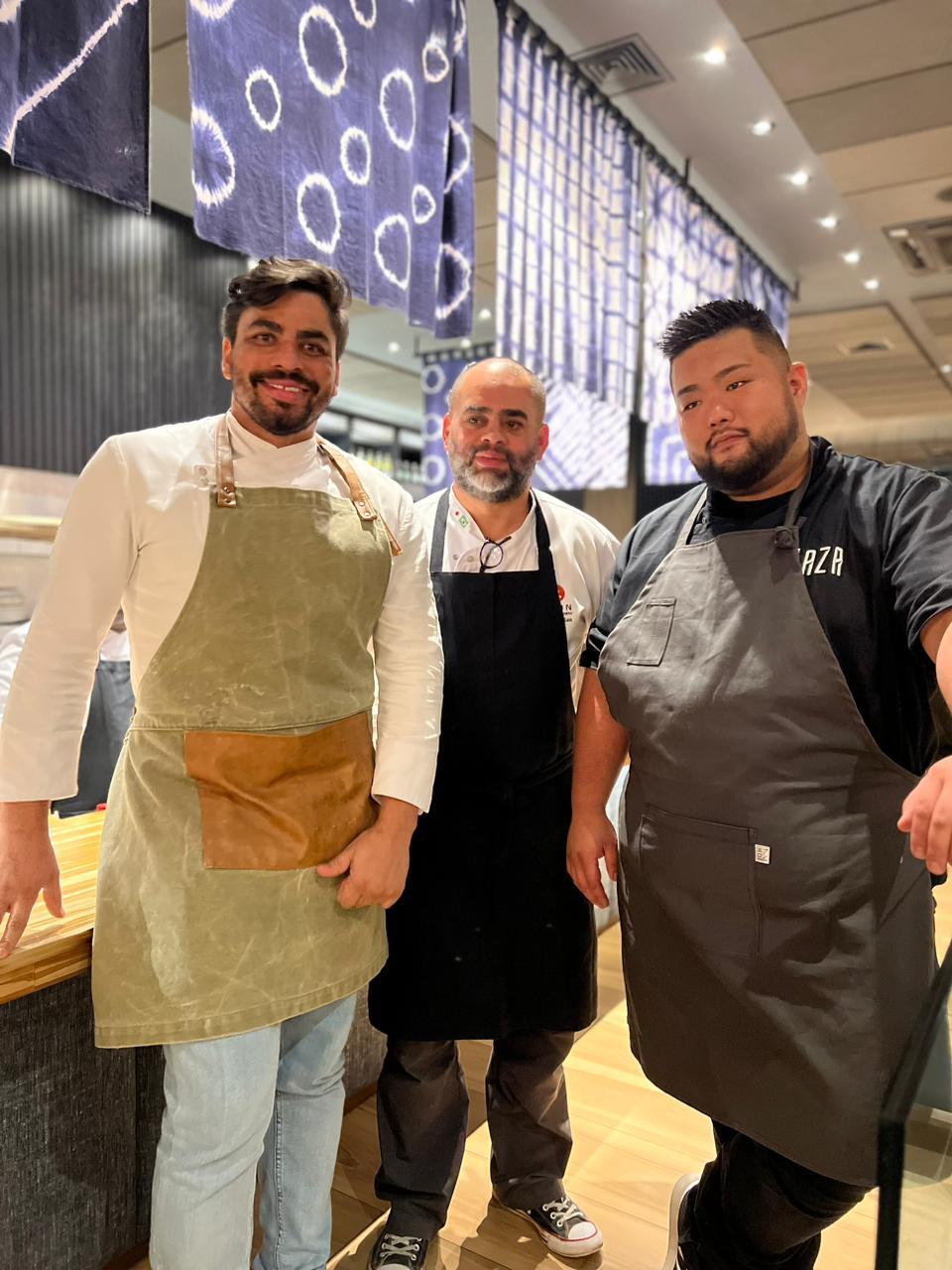 A cozinha, comandada pelo chef Marcelo San do UDON, prepara uma grande variedade de pratos, com entradas, combinados, temakis, ceviches especiais, variedades de Yakisoba, Teppan-yaki e grelhados feitos na Robata (Cláudio Lacerda Oliva)