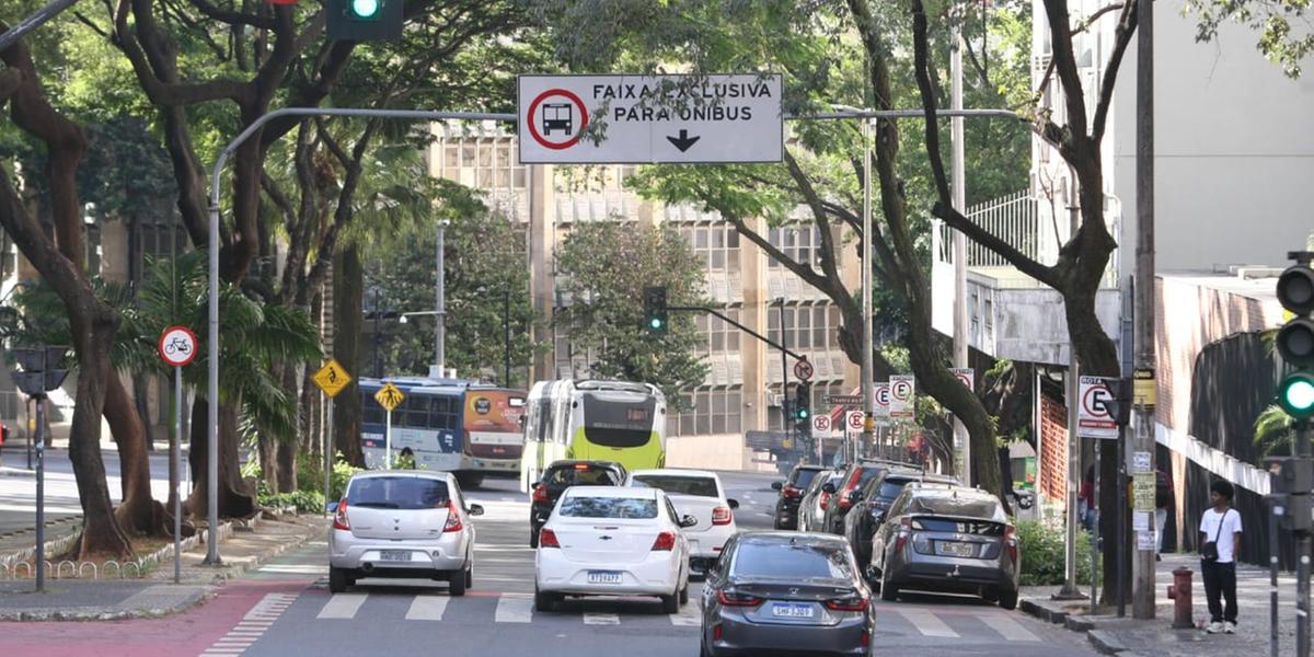 Motoristas usaram a faixa exclusiva para ônibus liberada em trecho da avenida João Pinheiro já neste sábado (Maurício Vieira / Hoje em Dia)