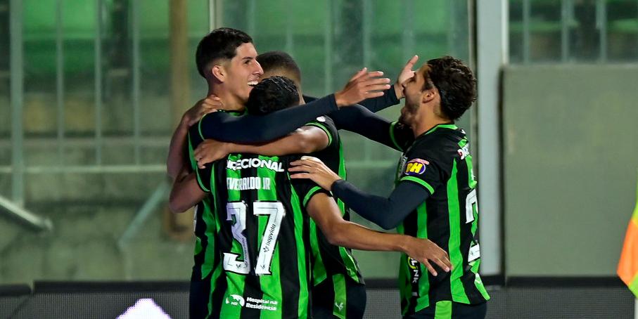 Breno celebra seu gol com os companheiros (Mourão Panda/América)