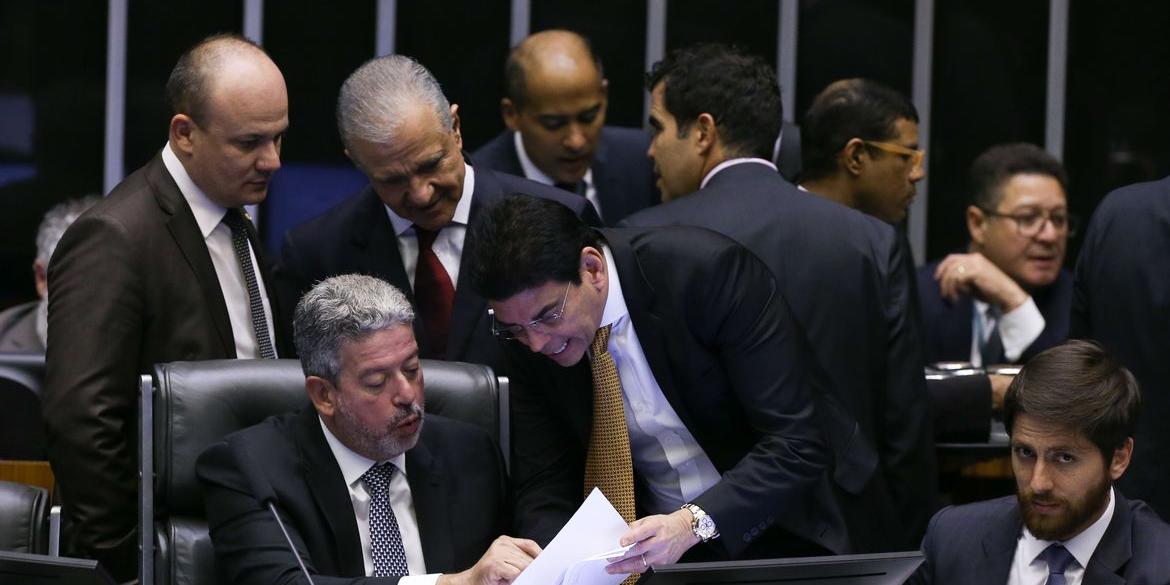 Proposta foi aprovada por 372 votos a 108 e seguirá para o Senado (Lula Marques/Agência Brasil)