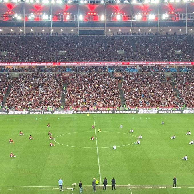 Jogadores sentam no gramado em ato contra o racismo (Reprodução / Twitter)